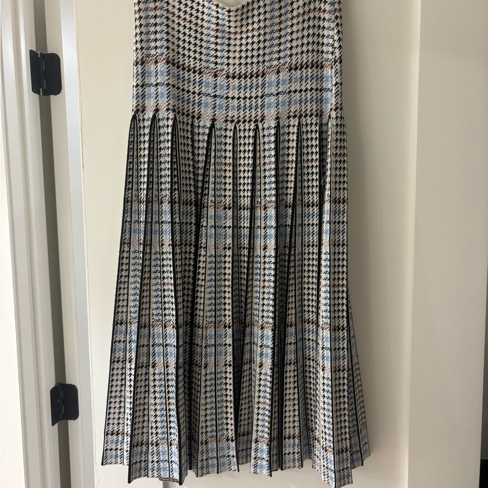 Chic Houndstooth Midi Skirt in Black, White, and Blue